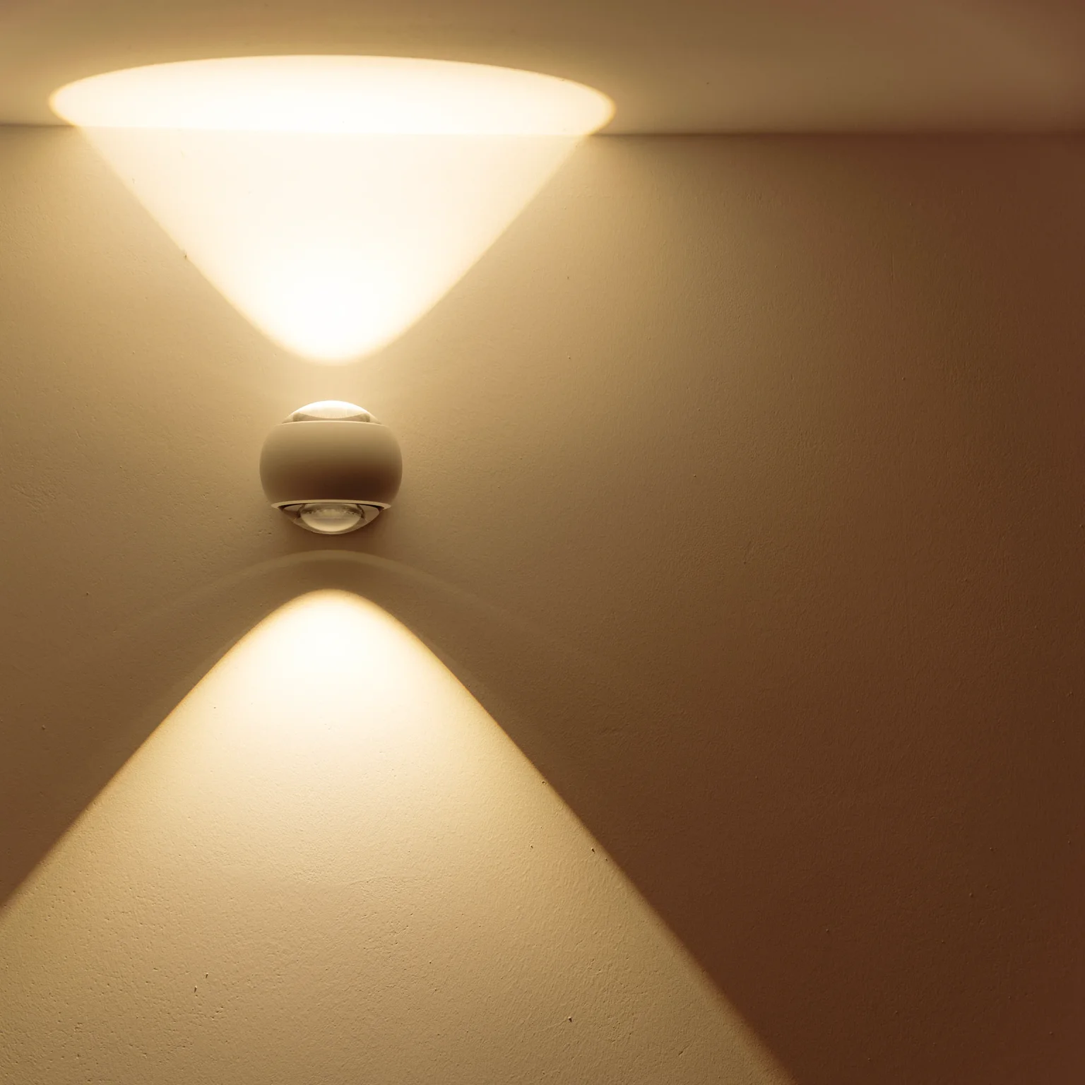 Wandleuchte mit Lichtkegel nach oben und nach unten